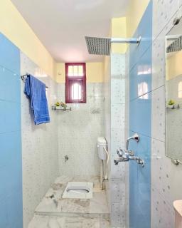 Spacious 2BHK Flat Modern Comfort Stay - 2