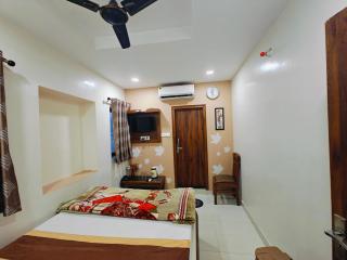 CN Comforts Hotel & Dormitory - 7