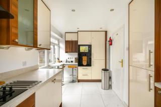 Spacious 2 BDR Home with Parking Near City Centre - 9