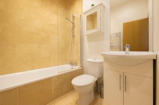 Superb 2 Bed Apartment in Battersea - 8