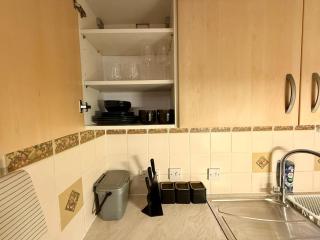 Warm and Welcoming Private Flat - Home Away From Home - 6