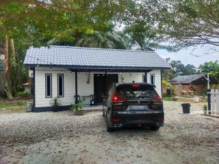4X4 HOMESTAY & KOPITIAM - 4
