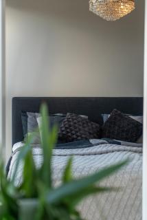 Top Floor with Rooftop, 1BR Apartment in Great Location - 0