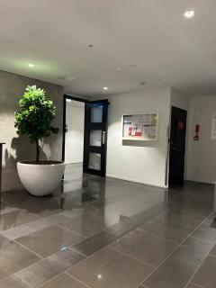 Auckland CBD Apartment with Sky Tower View - 4