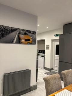 Modern 3BR Retreat Fast Wi-Fi Contractors Private Parking - 8