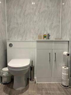 Modern 3BR Retreat Fast Wi-Fi Contractors Private Parking - 9