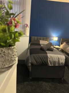 Modern 4 Bed Ensuite Home Fast Wi-Fi Parking - 1