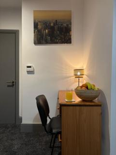 Modern 4 Bed Ensuite Home Fast Wi-Fi Parking - 6