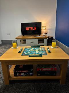 Modern 3BR Retreat Fast Wi-Fi Contractors Private Parking - 7