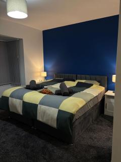 Modern 3BR Retreat Fast Wi-Fi Contractors Private Parking - 4