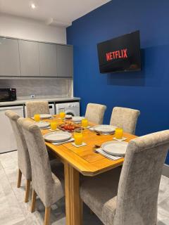 Modern 3BR Retreat Fast Wi-Fi Contractors Private Parking - 0