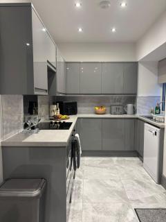 Modern 4 Bed Ensuite Home Fast Wi-Fi Parking - 2