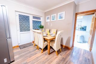 4BR 2Bath Home -Hot Tub, Free Parking & Games Room - 3