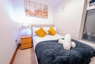 4BR 2Bath Home -Hot Tub, Free Parking & Games Room - 1