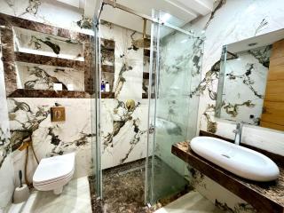 Beautiful sunny 2 bedroom in the city center! - 8