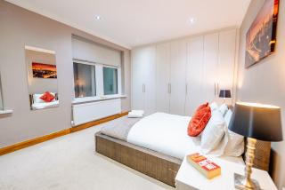 Modern 4BR Home - Garden & Hot Tub - 1