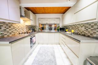 4BR 2Bath Home -Hot Tub, Free Parking & Games Room - 8