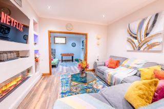 Modern 4BR Home - Garden & Hot Tub - 3