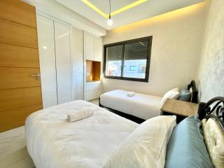 Beautiful sunny 2 bedroom in the city center! - 9