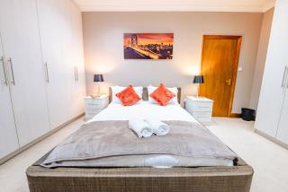 Modern 4BR Home - Garden & Hot Tub - 2