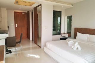 At the Tree bright studio by Lofty - 2