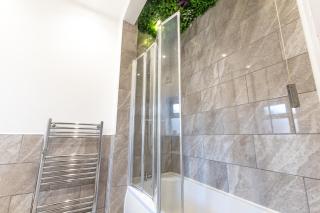 Open Mind Property - 4 BR, Hot Tub & Free Parking - 1