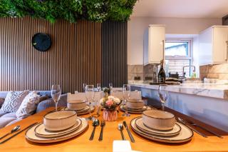 Open Mind Property - 4 BR, Hot Tub & Free Parking - 3