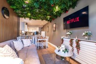 Open Mind Property - 4 BR, Hot Tub & Free Parking - 6