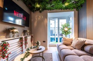 Open Mind Property - 4 BR, Hot Tub & Free Parking - 4