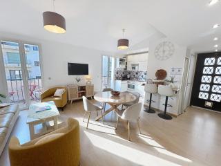 Cannes Close Centre 2 BR 2 bath mezzanine & balconies Exceptional Rating Ideal Families Easy parking by Olam Properties - 6
