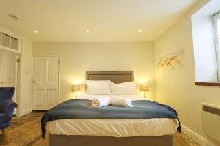 Spacious Boutique Apartment Clifton King Size Bed - 4