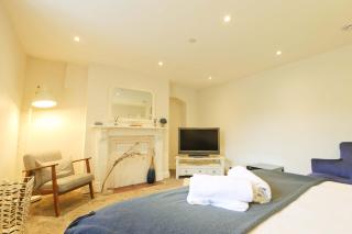 Spacious Boutique Apartment Clifton King Size Bed - 1