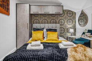 Casa Pinto Luxe, Modern & Comfy 5BR House By AltoLuxo Short Lets & Serviced Accommodation With Free WiFi & Parking - 1