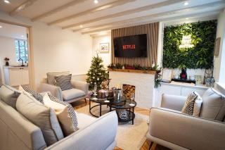 Stylish 2 Bedroom Cottage With Hot Tub And Parking - 9