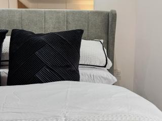 Modern 1BDR Apartment By Torr Property Group Short Lets & Serviced Accommodation With Free Parking & Lift Access Birmingham - 5