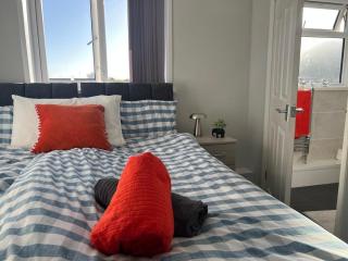 Rare 4 en-suite Bedroom Flat with Free Parking and workspace - 4