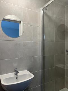 Rare 4 en-suite Bedroom Flat with Free Parking and workspace - 3