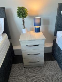 Rare 4 en-suite Bedroom Flat with Free Parking and workspace - 2