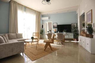 AnT-one Designer Neo-Classical Apartment in Prime Downtown Location - Sleeps 8 - 0