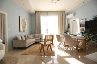 AnT-one Designer Neo-Classical Apartment in Prime Downtown Location - Sleeps 8 - 8