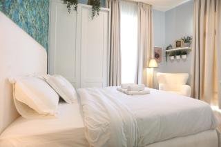 AnT-one Designer Neo-Classical Apartment in Prime Downtown Location - Sleeps 8 - 4