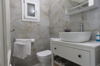 AnT-one Designer Neo-Classical Apartment in Prime Downtown Location - Sleeps 8 - 3