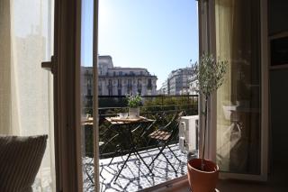 AnT-one Designer Neo-Classical Apartment in Prime Downtown Location - Sleeps 8 - 9