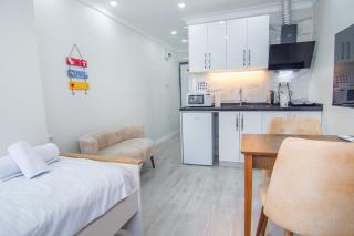 Cozy Studio Retreat - 8