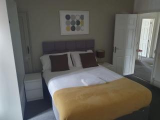 2 Adjoining Spacious Homes w Garden - Sleeps 14 - 4