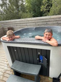 Cosy Cabin Escape with Hot Tub & Lake View - 8