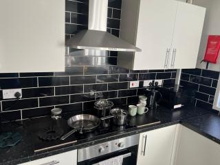 Rare 4 en-suite Bedroom Flat with Free Parking and workspace - 8