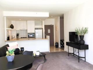 THE WATERFRONT APARTMENTS 1 Bedroom Executive Apartment with Courtyard Views located on the Geelong Waterfront - 4301 - 4