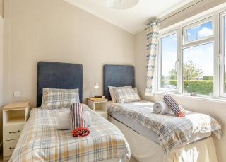 Larkrise Farm Lodges - 9