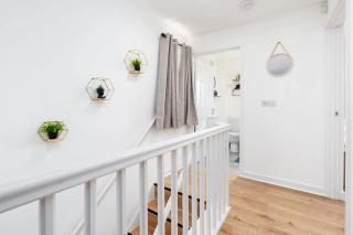 3 Bedroom House with 6 Beds and Driveway, Sheffield - 2